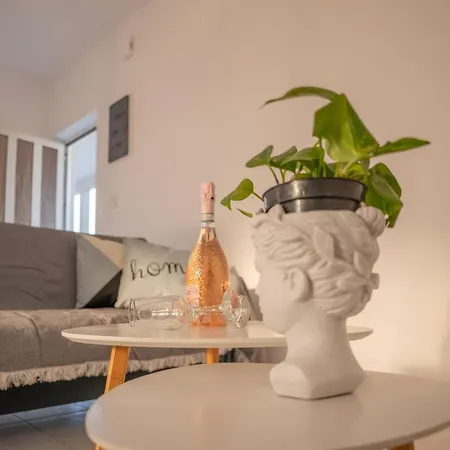 Apartamento Marvinas Seaside Apartments, Gaia & Hydor Jacuzzi Kremastí