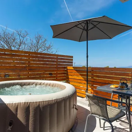 Apartamento Marvinas Seaside Apartments, Gaia & Hydor Jacuzzi Kremastí